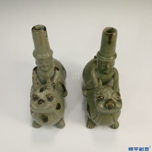 EB019 晉代越窯土青瓷胡人騎辟邪燈台一對