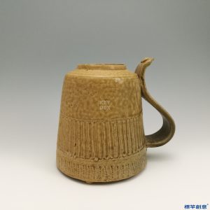 CB008 戰國時期原始青瓷刻劃竪條紋單把杯