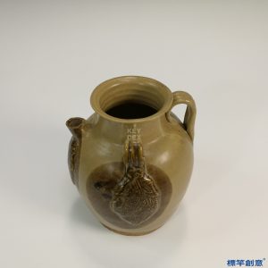 FB012 唐代長沙窯土黃釉褐彩貼花雙繫執壺