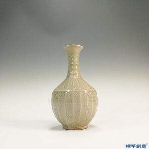 GA004 宋代定窯白釉刻蓮瓣紋玉壺春瓶