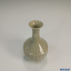 GA004 宋代定窯白釉刻蓮瓣紋玉壺春瓶