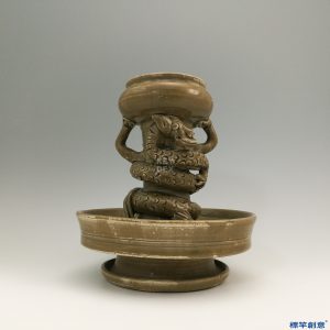 GB003 北宋晚期越窯褐青瓷塑攀龍紋油燈