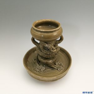 GB003 北宋晚期越窯褐青瓷塑攀龍紋油燈