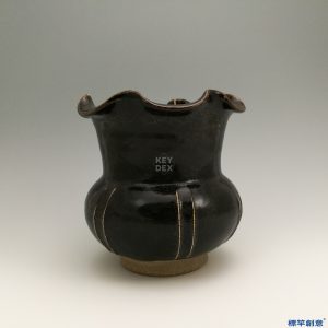GB010 北宋磁州窯系黑釉花口唾盂渣斗