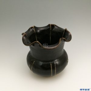 GB010 北宋磁州窯系黑釉花口唾盂渣斗