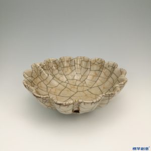 HB001 明代哥窯系米黃釉冰裂紋菊瓣形花口盤