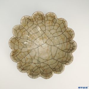 HB001 明代哥窯系米黃釉冰裂紋菊瓣形花口盤