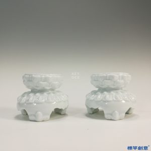 IA005 清代晚期景德鎮窯白釉蓮瓣紋三足燈台一對