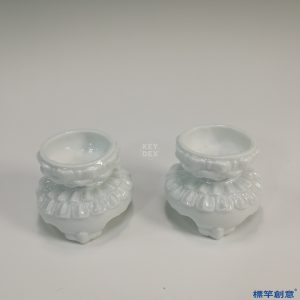 IA005 清代晚期景德鎮窯白釉蓮瓣紋三足燈台一對