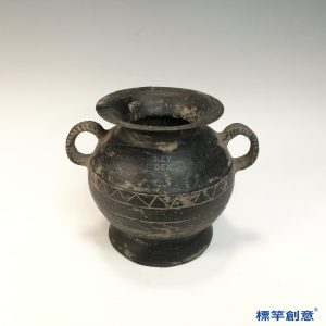 AA009 龍山文化黑陶刻劃幾何紋雙耳薄胎陶罐