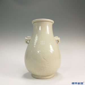 IA013 清代晚期景德鎮窯白釉劃蓮魚紋獸耳尊