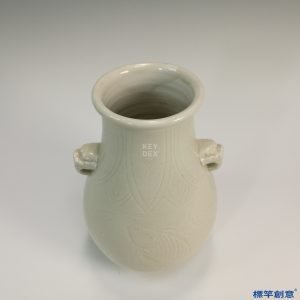 IA013 清代晚期景德鎮窯白釉劃蓮魚紋獸耳尊