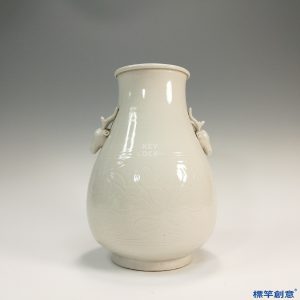 IA014 清代晚期景德鎮窯白釉刻蓮花紋鹿耳尊