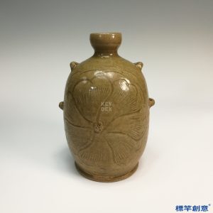 FC004 五代越窯青瓷刻花卉穿帶瓶