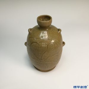 FC004 五代越窯青瓷刻花卉穿帶瓶