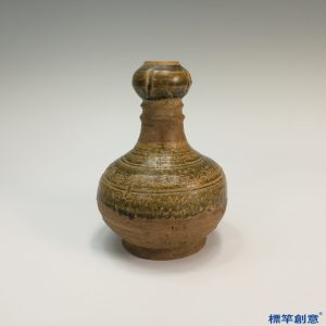 DE018 東漢越窯褐青瓷刻劃幾何紋蒜頭瓶