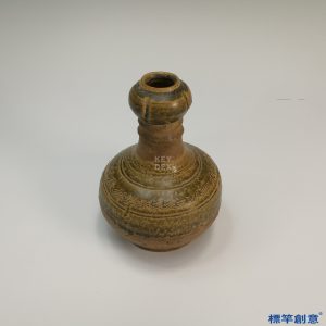 DE018 東漢越窯褐青瓷刻劃幾何紋蒜頭瓶