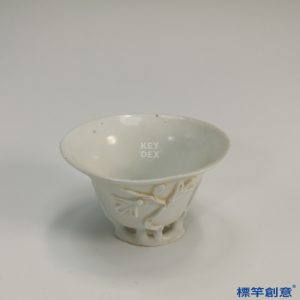 IA029 清代晚期白釉貼塑酒杯