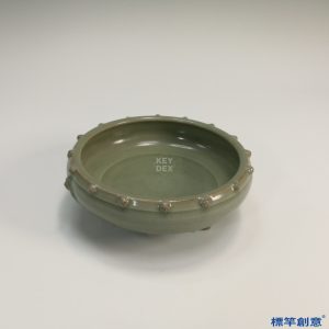 GC042 南宋龍泉窯青瓷塑鼓釘紋三足筆洗