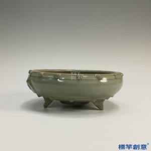 GC042 南宋龍泉窯青瓷塑鼓釘紋三足筆洗