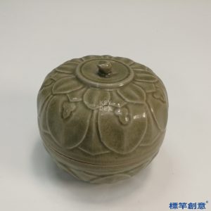 FC010 五代越窯土青瓷刻蓮瓣紋首飾盒