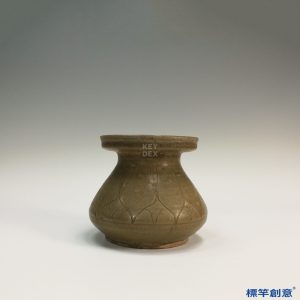 FB031 唐代越窯褐青釉刻蓮瓣紋盤口唾盂渣斗
