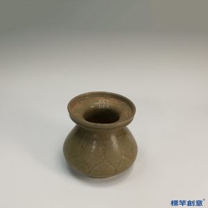 FB031 唐代越窯褐青釉刻蓮瓣紋盤口唾盂渣斗