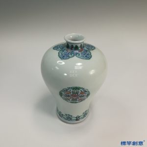 KK028 20世紀中景德鎮窯白釉地五彩福壽團花紋梅瓶