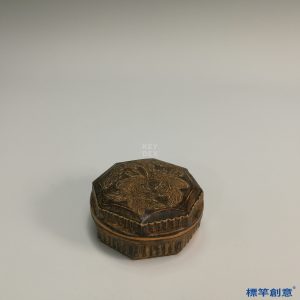 GC066 南宋建寧窯醬釉刻纏枝牡丹紋粉盒