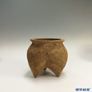 CA001 春秋時期灰陶刻劃斜線紋三足鬲