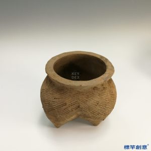 CA001 春秋時期灰陶刻劃斜線紋三足鬲