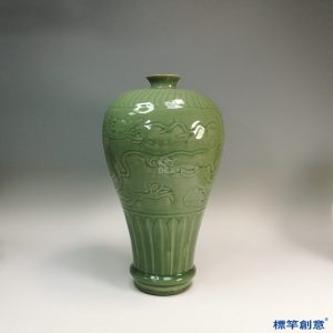 HB029 明代龍泉窯粉青釉刻雲龍紋梅瓶