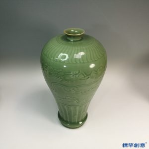 HB029 明代龍泉窯粉青釉刻雲龍紋梅瓶