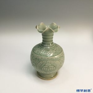 FC023 五代耀州窯淡青瓷刻纏枝蓮紋花口瓶