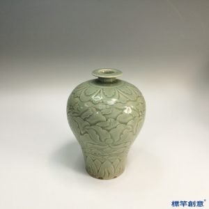 FC024 五代耀州窯淡青瓷刻纏枝牡丹紋梅瓶