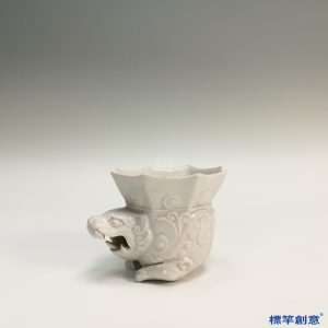 GB065 北宋定窯白釉塑獅形來通款八方杯