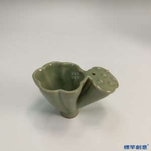 GC136 南宋龍泉窯粉青釉文房蓮蓬形硯滴