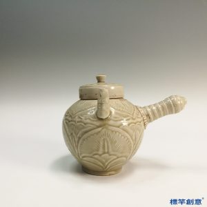 GB082 北宋龍泉金村窯米白釉刻蓮瓣紋側把煮茶壺