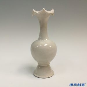 FB055 唐代邢窯白釉素面無紋塑百合花口瓶