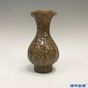 GC159南宋哥窯系褐黃釉冰裂紋棱形花口瓶