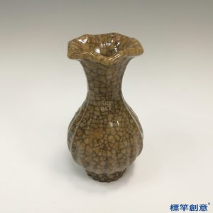 GC159南宋哥窯系褐黃釉冰裂紋棱形花口瓶