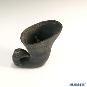 DB036 漢代黑陶刻劃羽紋來通款鳳形杯