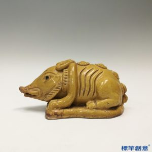 FB101 唐代相州窯黃釉貼塑野豬形文房紙鎮