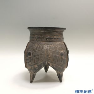 DB040 漢代黑陶刻劃饕餮紋三足鬲