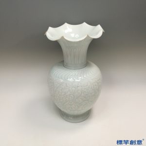 GB117 北宋湖田窯青白瓷刻纏枝花卉紋花口瓶