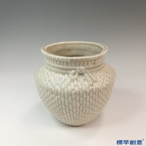 FB116 唐代晚期邢窯白釉模印魚簍紋繩帶罐