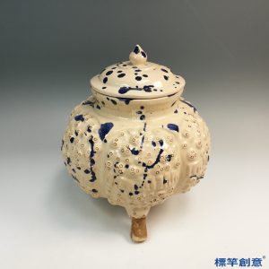 FB132 唐代鞏義窯米白釉藍彩點塑三足蓋罐