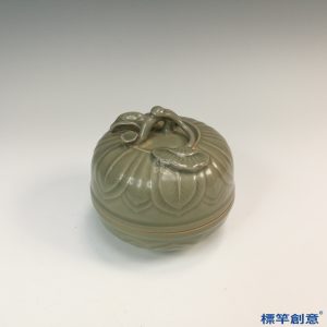 FC044 五代越窯青瓷貼塑蓮瓣藤枝紋蓋盒