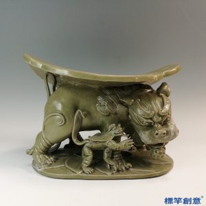 FC048 五代越窯青瓷瑞獸驅魔瓷枕