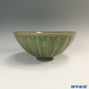 GC194 南宋龍泉窯梅青釉刻蓮瓣紋大碗